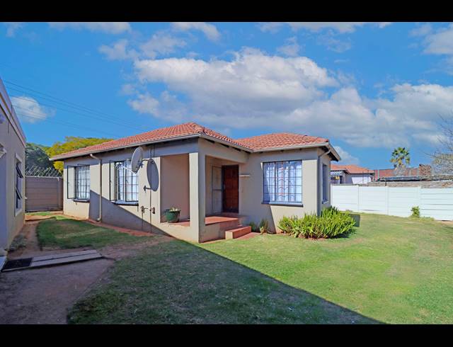 4 BEDROOM HOUSE FOR SALE IN COSMO CITY